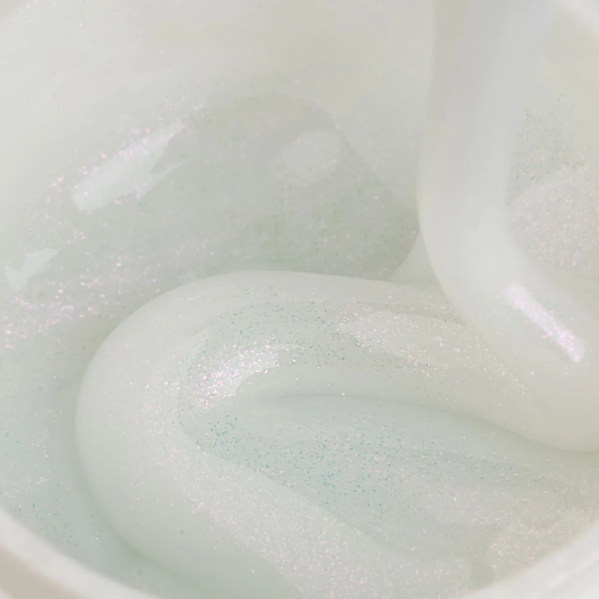 Liquid Polygel Everin 027 – Sparkling Waters | HEMA & TPO Free | Alb translucid cu sclipici irizat